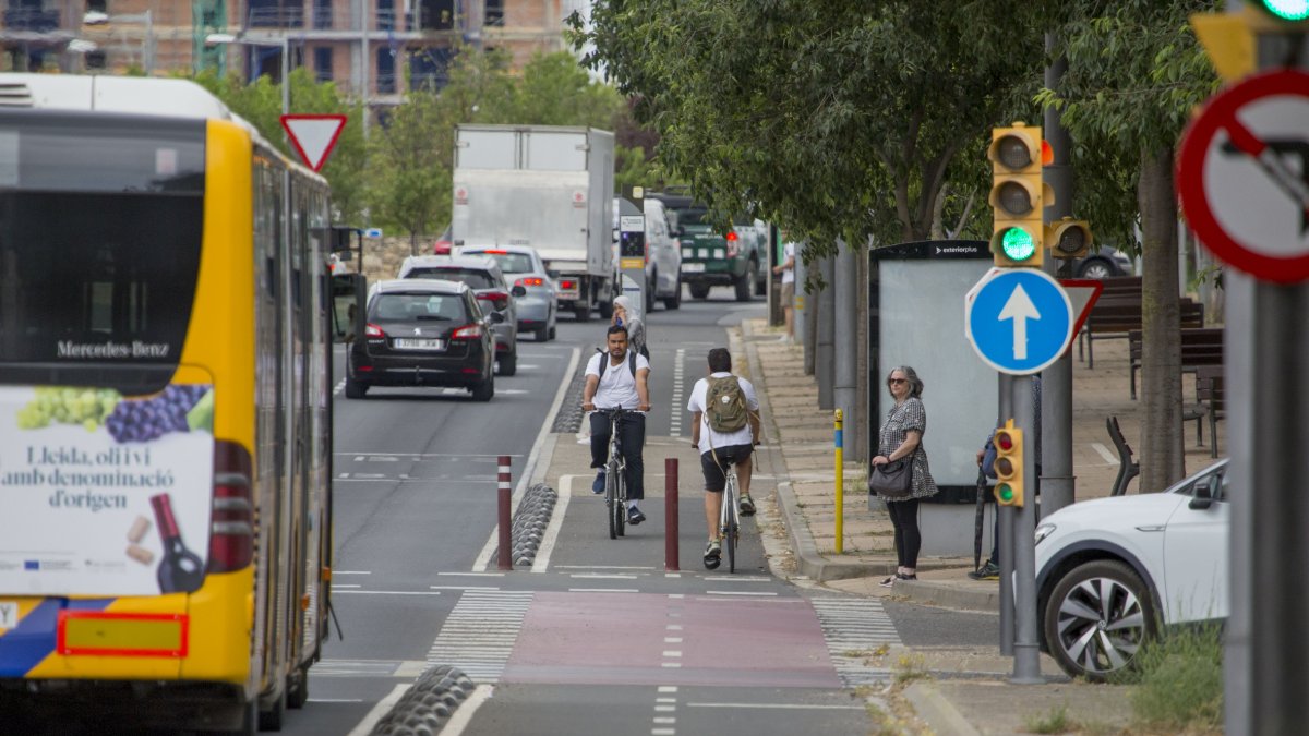 Imatge d’arxiu de dos ciclistes utilitzant el carril bici a Lleida ciutat.