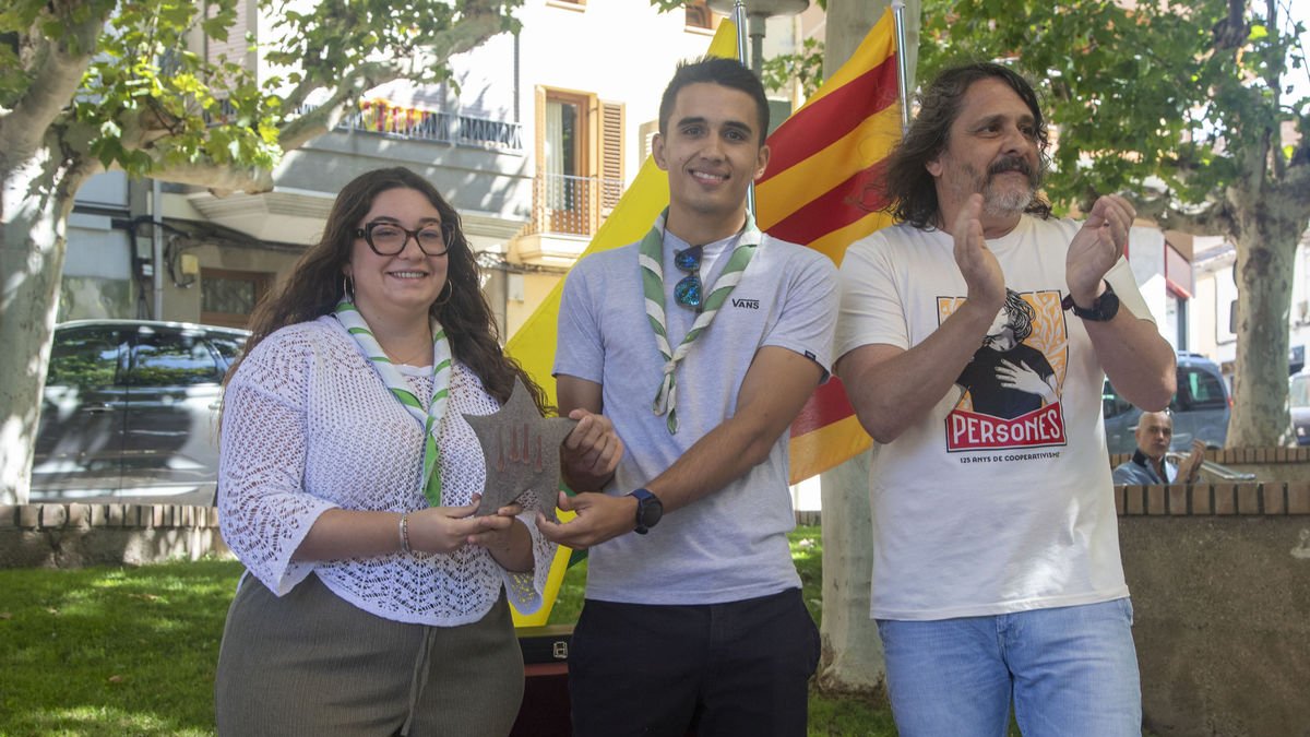 Los representantes del Cau recogiendo el galardón. - LAIA PEDRÓS