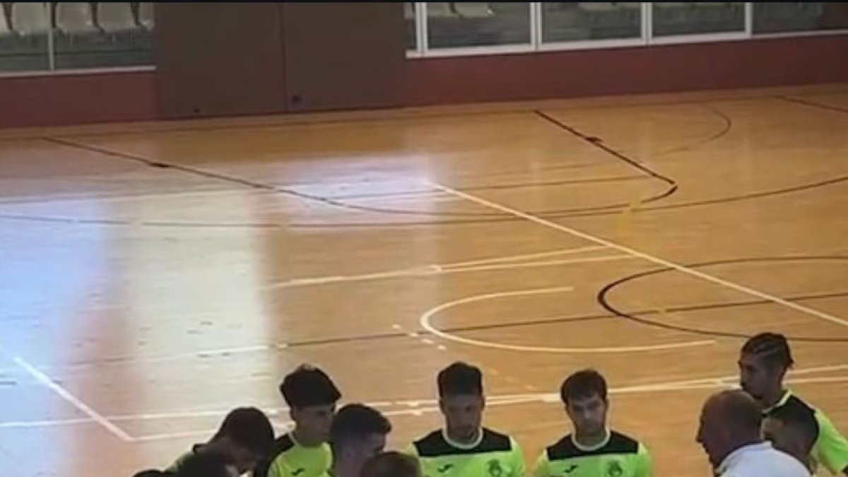 Xavi Molins parlant amb el seu equip al partit amb el Sabadell.