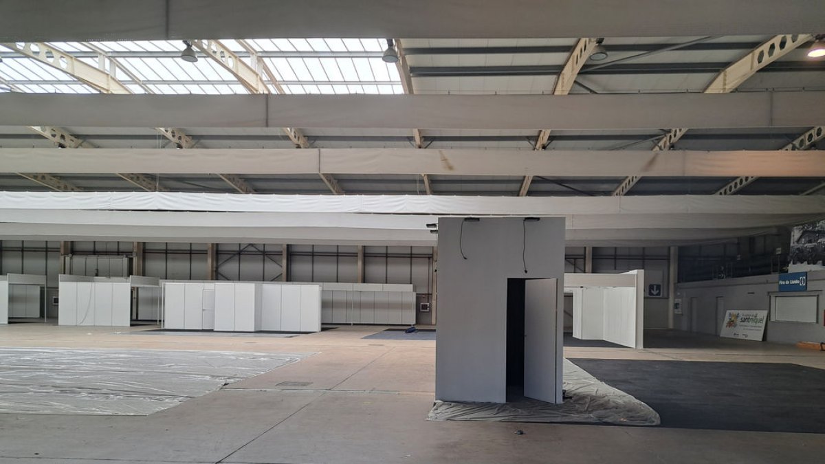 Ayer en el pabellón 4 montaban los estands de los expositores. - SCD