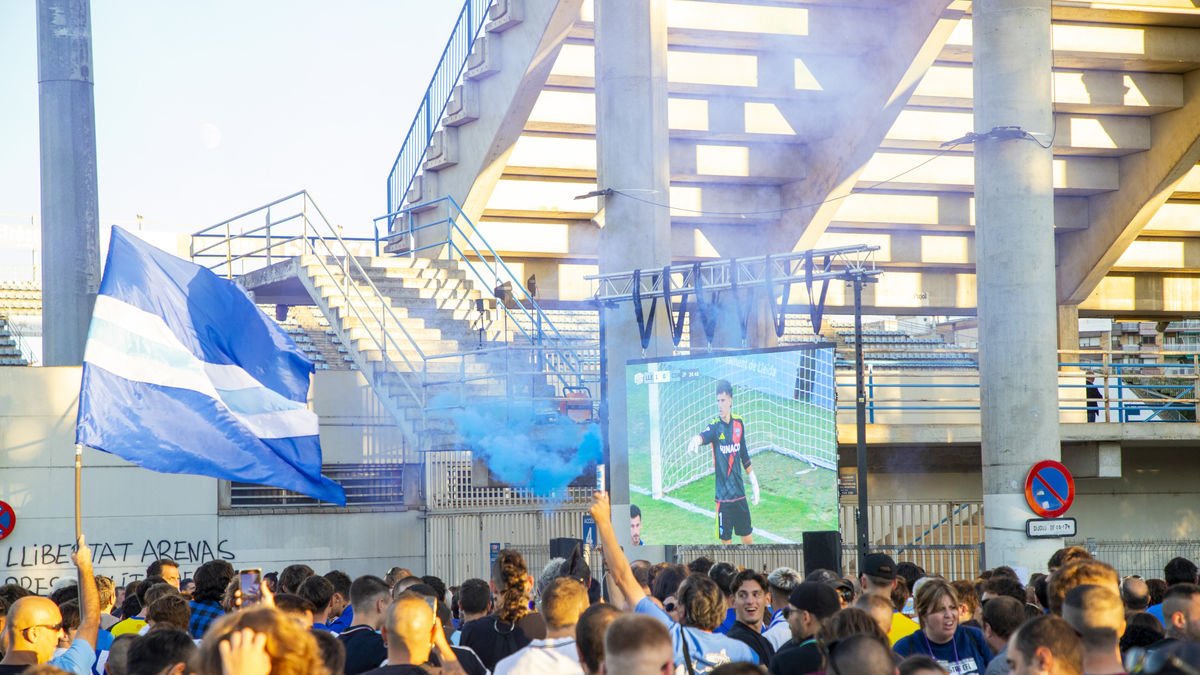 L’afició seguint el partit del Lleida a través de la pantalla de Lleida TV. - JORDI ECHEVARRIA