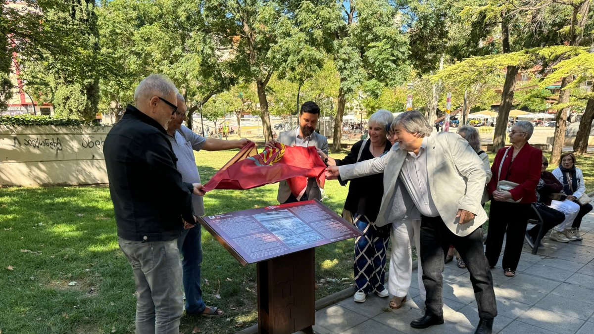 El momento del descubrimiento del plafón en la plaza del Clot.