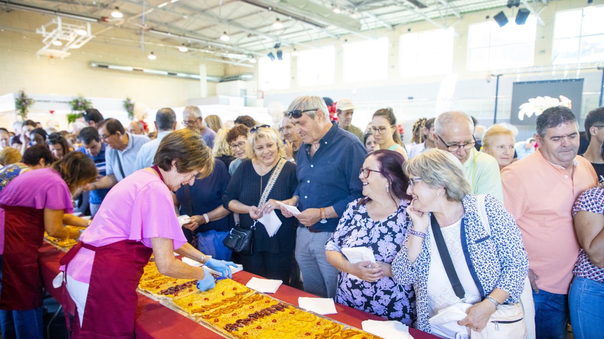 Numeroso público ayer por la tarde esperando una ración de coca en el marco de la Fira de la Figa. - GERARD HOYAS