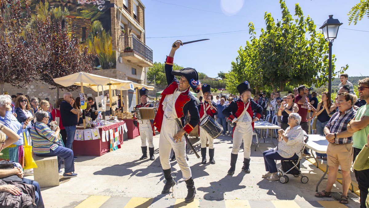 Les recreacions històriques van prendre ahir els carrers de Fulleda en la desena edició de l’Heroica. - JORDI ECHEVARRIA