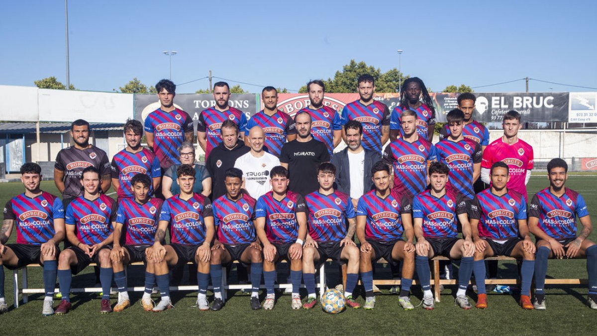 La plantilla del Tàrrega, el cos tècnic encapçalat per Edgar Molina i el president Andreu Llanes abans del Trofeu Ciutat de Tàrrega. - LAIA PEDRÓS