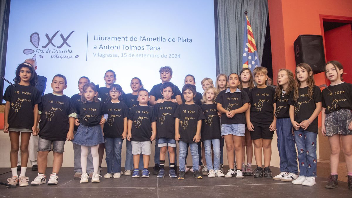 Los alumnos de la escuela Ramon Perelló interpretaron la canción ‘El teu nom’ de Antoni Tolmos, que recibió la Ametlla de Plata. - LAIA PEDRÓS