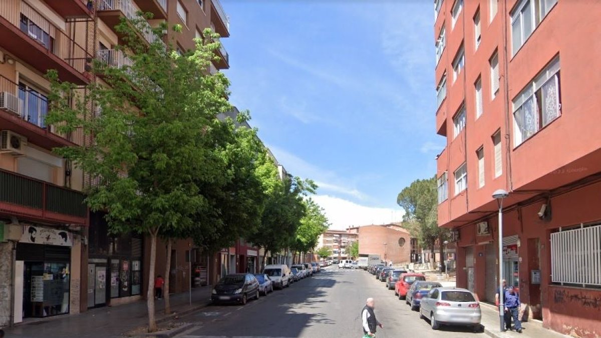 Vista del carrer Mariola de Lleida, on ahir va ocórrer l’agressió
