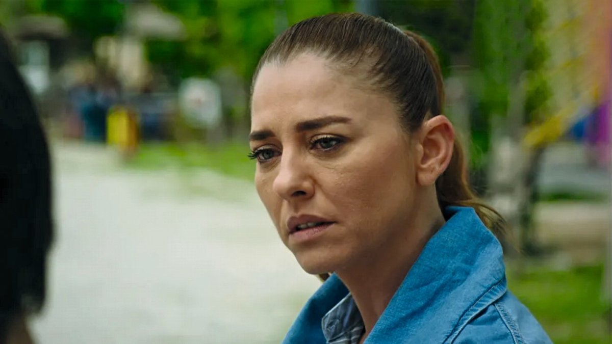 Ebru le muestra a Baran su diario.