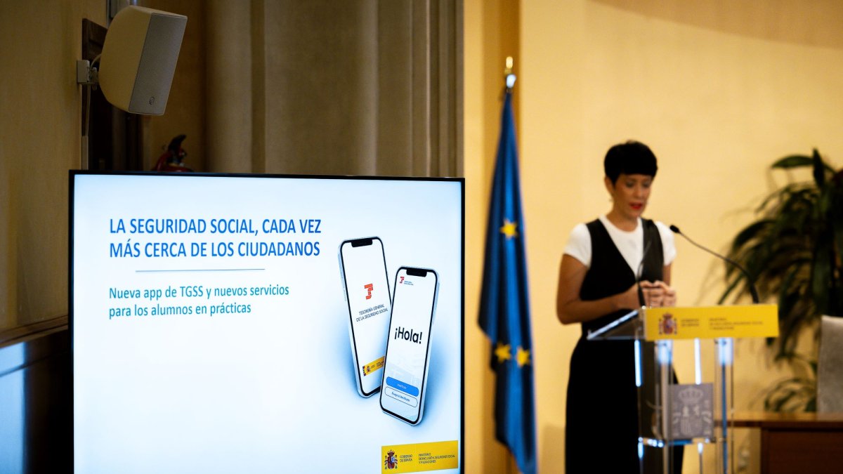 La ministra d’Inclusió, Seguretat Social i Migraciones, Elma Saiz, en la presentació de l’aplicació.