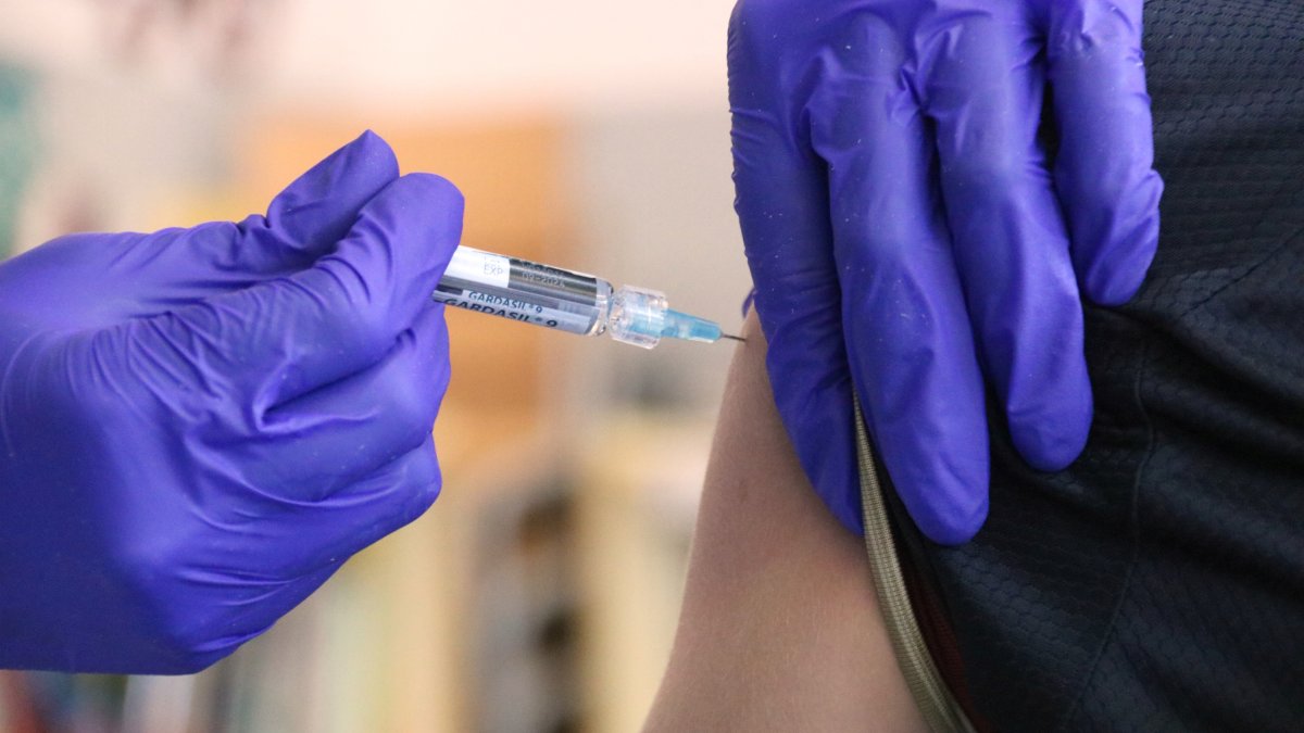 Una enfermera administra la vacuna contra el papiloma humano a un niño en Polinyà..