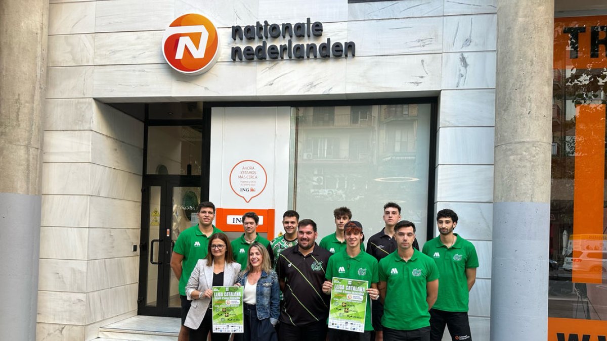 L’equip posa davant la seu de National Nederlanden. - BALÀFIA VÒLEI