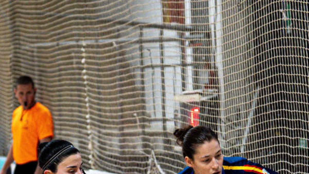 Victòria Porta disputa una bola amb una oponent xilena. - FEDERACIÓ ESPANYOLA DE PATINATGE