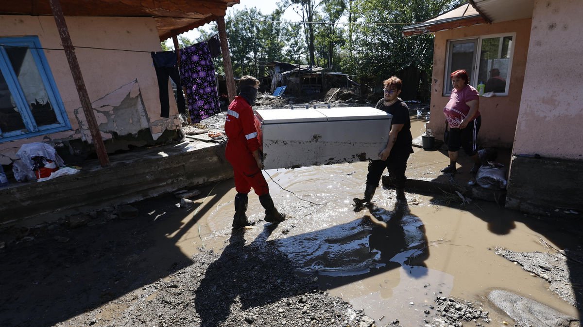 Vecinos y voluntarios en la ciudad rumana de Galati. - EFE