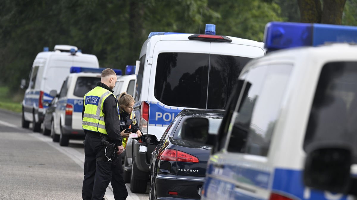 Dos policies inspeccionen un cotxe a la frontera amb Bèlgica. - EUROPA PRESS