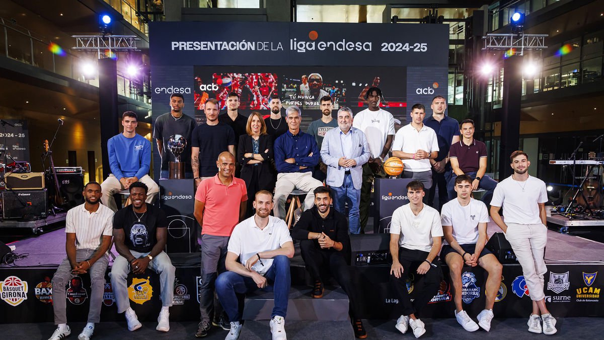 Jugadors dels equips, dirigents i autoritats ahir en l’acte.