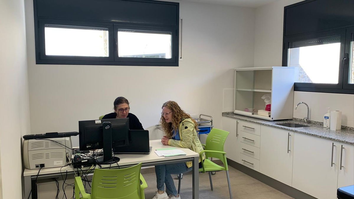 L’alcaldessa, Cristina Barbens (dreta), juntament amb la secretària, treballant des del consultori mèdic. - AJUNTAMENT DE BASSELLA