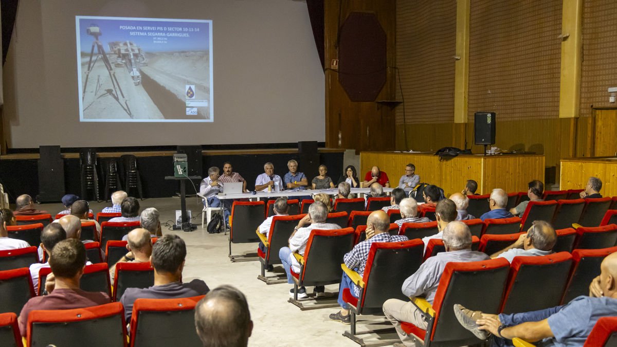 La reunió mantinguda ahir a Castelldans per informar del final de les obres en aquest nou sector. - JORDI ECHEVARRIA