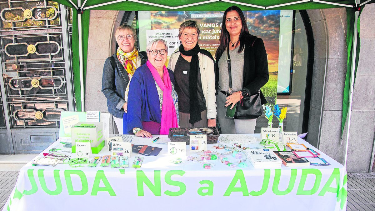 Taula instal·lada ahir al mercat de Tàrrega per recaptar fons i informar sobre l’Alzheimer.