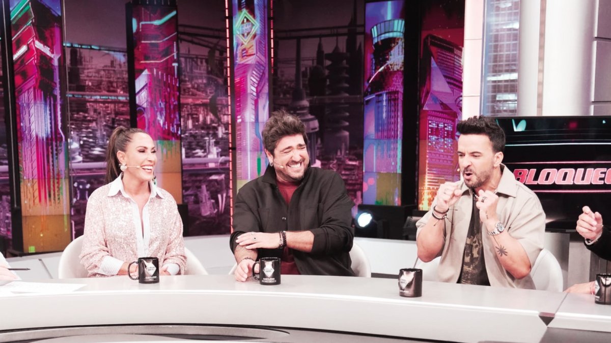 Malú puede silenciar los micros de sus compañeros siempre que quiera.