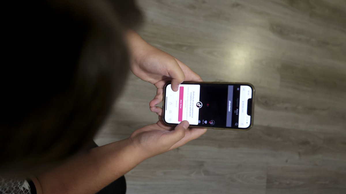 Una jove consulta el seu telèfon mòbil en una imatge d’arxiu.