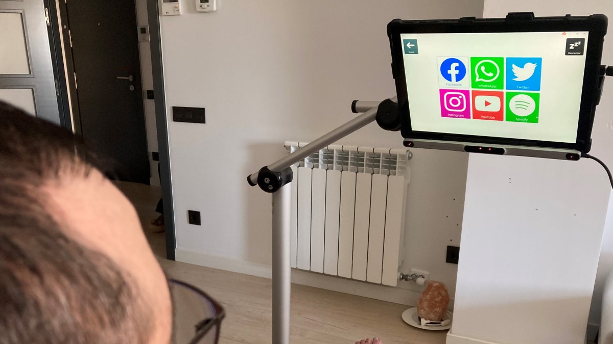 IUn pacient d'ELA utilitzant lectors oculars per comunicar-se.