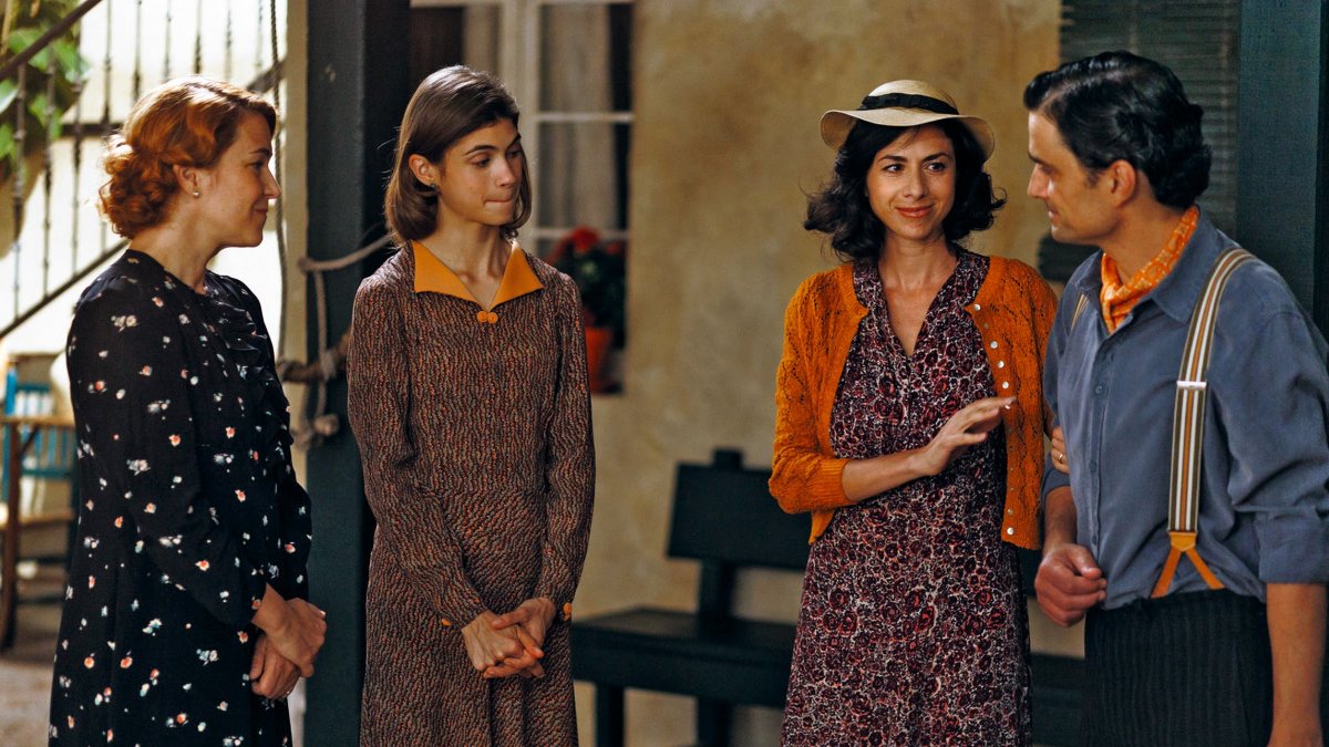 A pesar de sus múltiples desacuerdos, Pietro, Antonia y Marta le desean lo mejor a Lucía en su viaje.