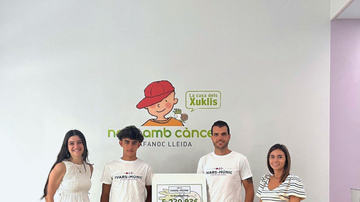 El Ferran i el Carles van donar ahir a Afanoc els 5.230 € recaptats amb el repte Ivars de Noguera-Múnic. - AFANOC