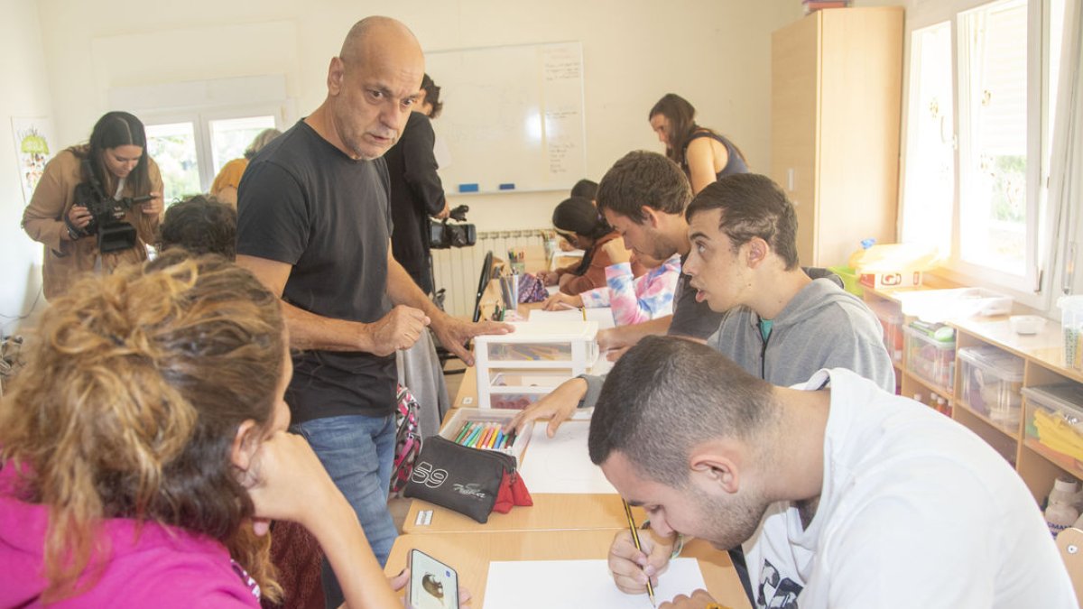 El ilustrador Valentí Gubianas impartió un taller ayer con alumnos de la escuela Alba de Tàrrega. - LAIA PEDRÓS