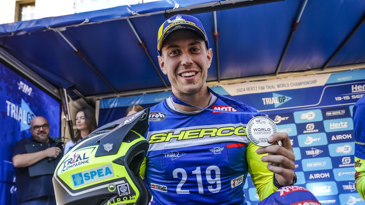 Arnau Farré posa en el podio con la medalla de subcampeón del mundo de Trial2.
