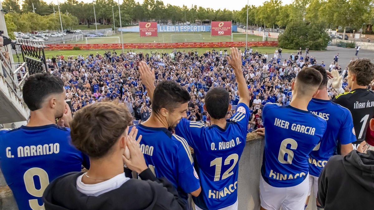 Los jugadores saludan a la afición después de ganar el pasado domingo ante el Cornellà. - JORDI ECHEVARRIA