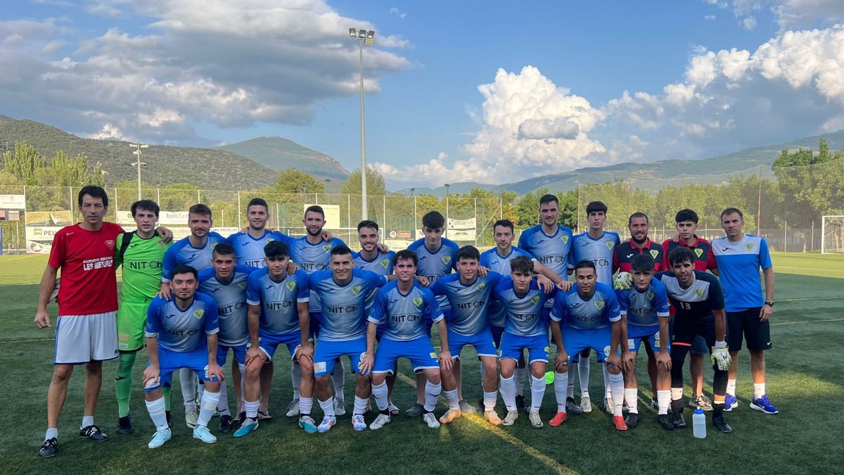 Imatge de grup de la plantilla amb la qual el FC la Seu d’Urgell afrontarà la present temporada a Segona Catalana.