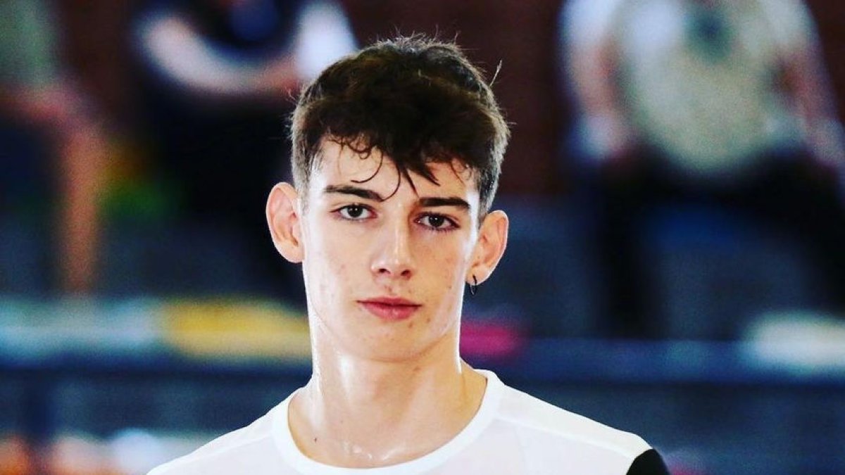 Izan Martínez juega en el primer equipo pese a ser juvenil.