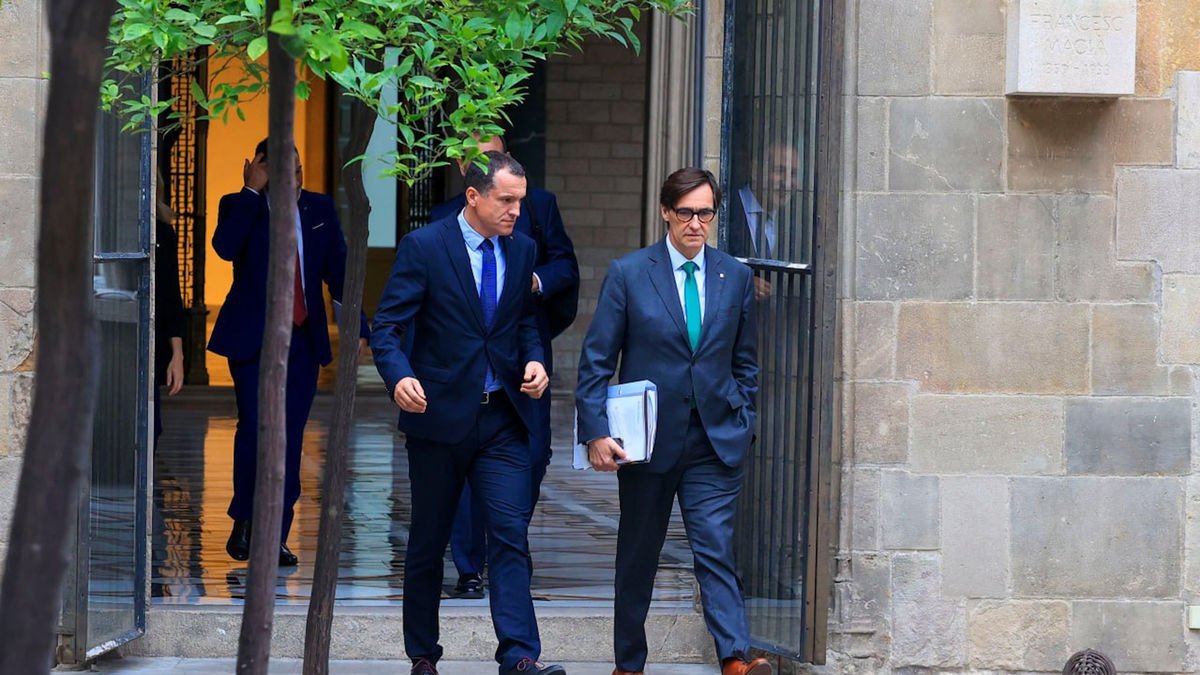 El conseller d’Agricultura, Òscar Ordeig, i Salvador Illa es dirigeixen a la reunió del Consell Executiu. - ACN