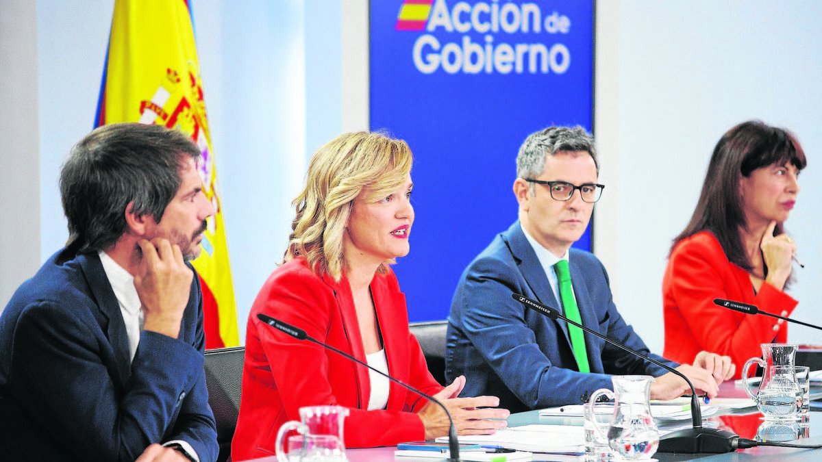 La portavoz del Gobierno español, Pilar Alegría, ayer junto a los ministros Urtasun y Bolaños. - EFE