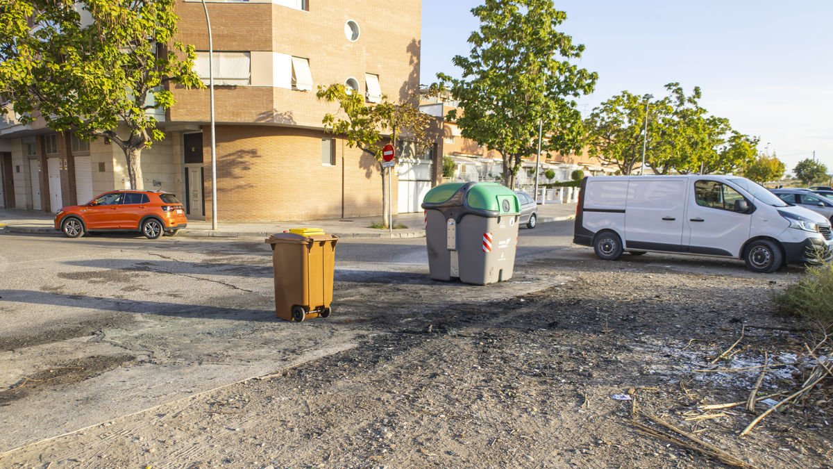 El incendio se produjo de madrugada en la calle Juneda. - JORDI ECHEVARRIA