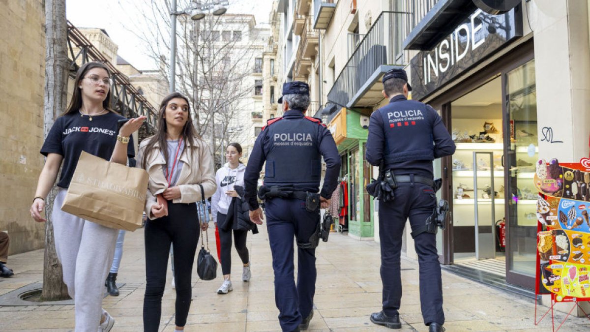 Foto d’arxiu de dos mossos patrullant per l’Eix Comercial. - SEGRE