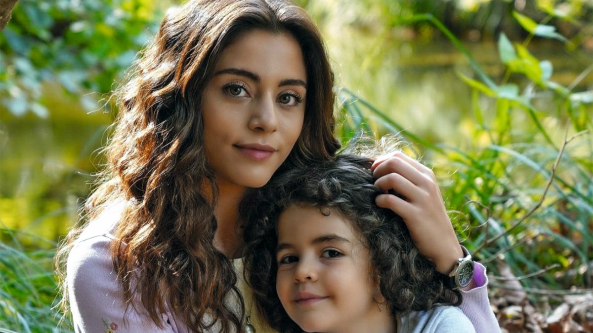 La chica no quiere dejar al pequeño en manos de Yaman.