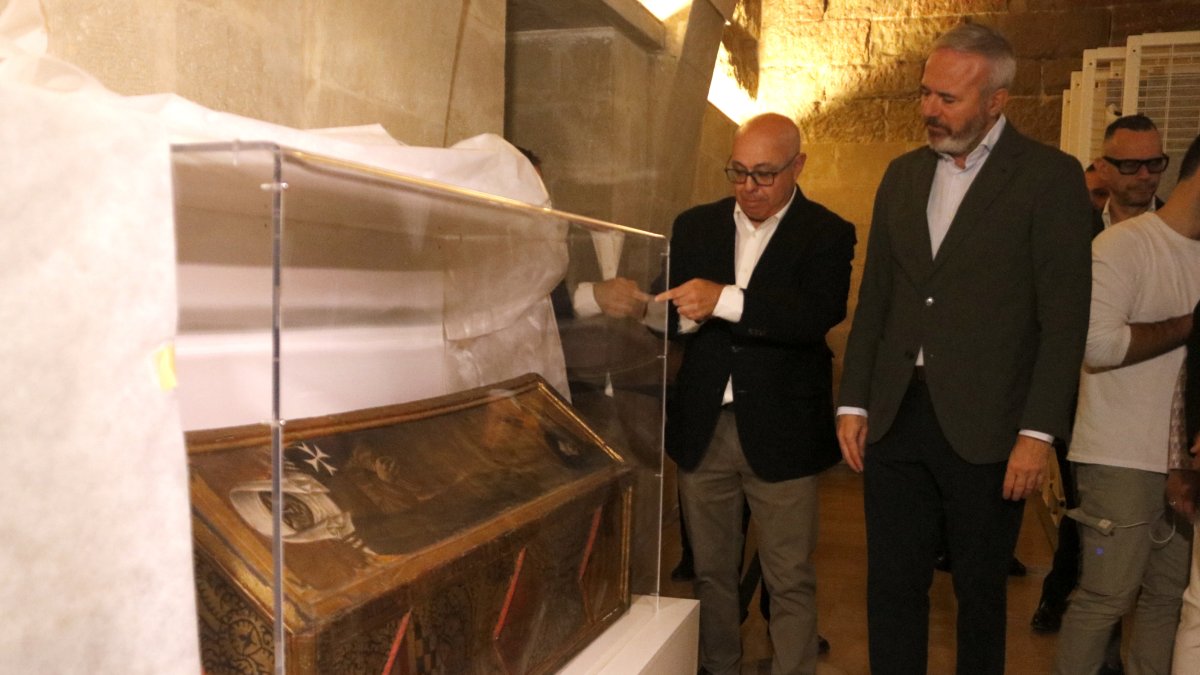 El president d'Aragó, Jorge Azcón, al costat d'un dels fèretres de les monges al monestir de Vilanova de Sixena.