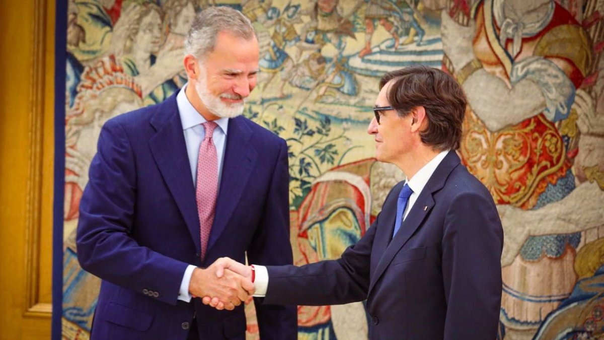 El rei Felip VI i el president del Govern, Salvador Illa, al Palau de la Zarzuela