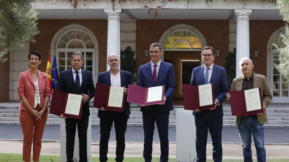 El president de Cepyme, Gerardo Cuerva, el secretari general de CCOO, Unai Sordo, el president del Govern espanyol, Pedro Sánchez, i el president de la CEOE, Antonio Garamendi, durant la firma de l’acord amb els agents socials per a la flexibilització de les pensions, al Complex de La Moncloa