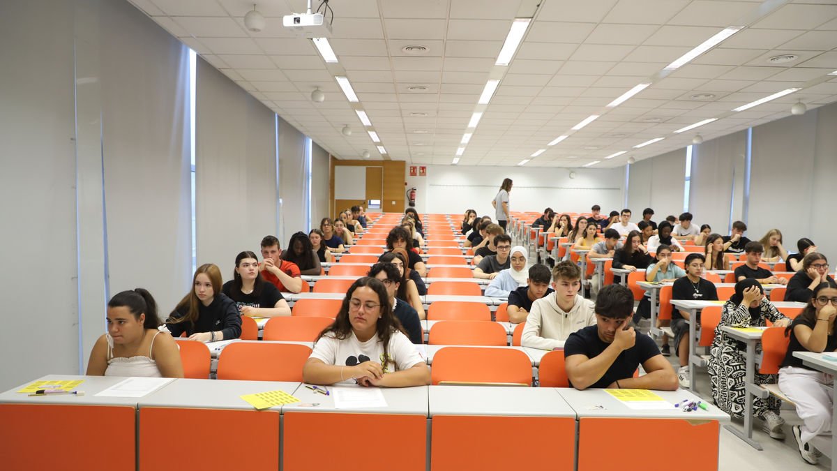 Alumnes fent la selectivitat el passat dia 3. - MAGDALENA ALTISENT