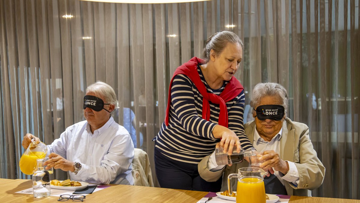 Cerdà y Siurana, desayunando a ciegas acompañados de una técnico en rehabilitación de la ONCE. - JORDI ECHEVARRIA