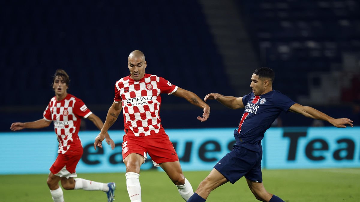 Oriol Romeu disputa una pilota amb Achraf Hakimi. - EFE/EPA/YOAN VALAT