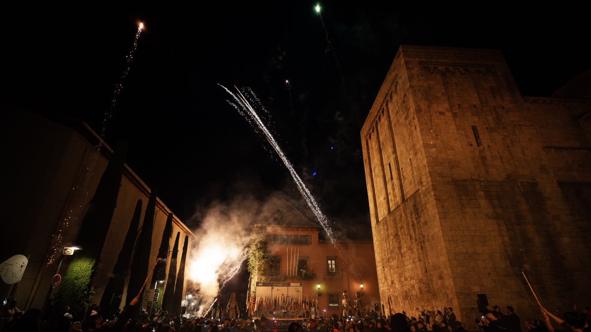 Els focs artificials van posar el punt final ahir a la cerimònia d’inauguració - TOTI ROSSELLÓ