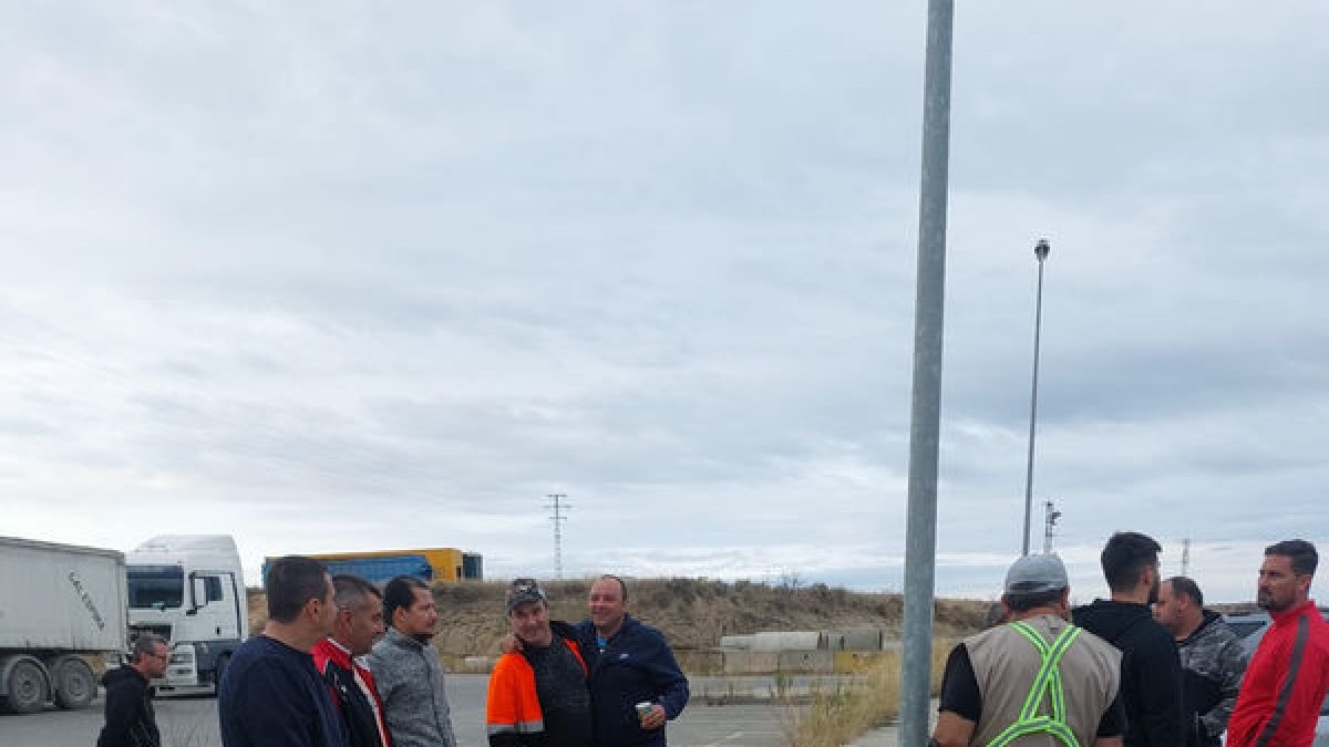 Els treballadors concentrats ahir davant l’empresa.