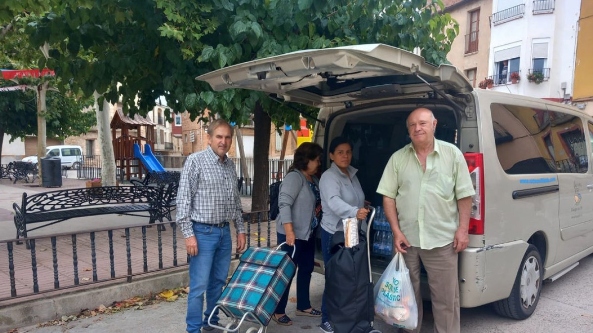 Els usuaris que ahir van fer ús del servei de taxi gratuït de Bovera fins a Flix. - A.B.