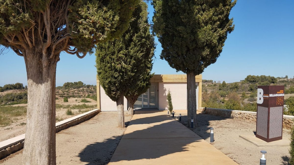 El tanatori de Bellaguarda està sense llum des que es va construir, fa gairebé tres anys. - A.B.