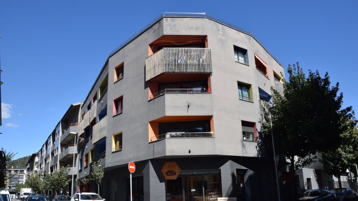 El Estado cederá al ayuntamiento de la Seu de Urgell pisos de la Sareb de este edificio. - C.SANS