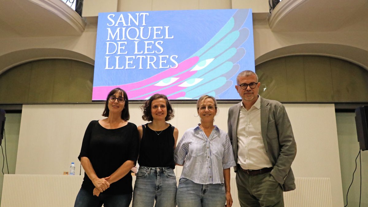 Joana Soto, Anna Punsoda, Montserrat Vendrell y Jaume Clotet, ayer minutos antes del debate. - AMADO FORROLLA