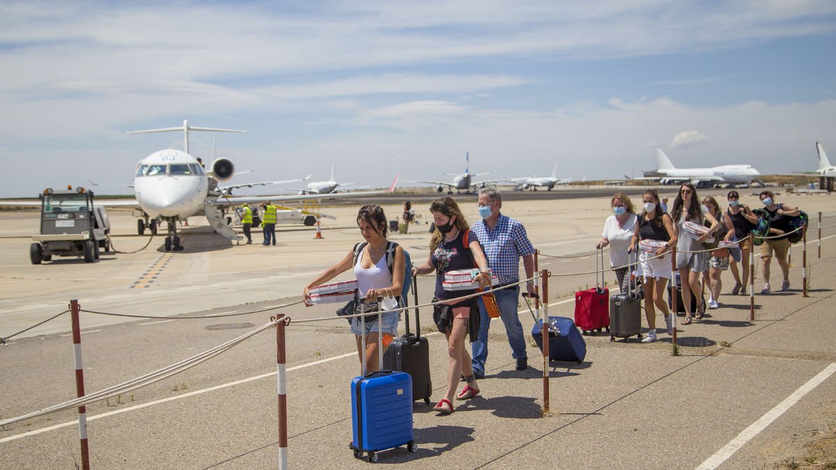 Imagen de archivo de viajeros llegando a Lleida desde las Illes Balears.